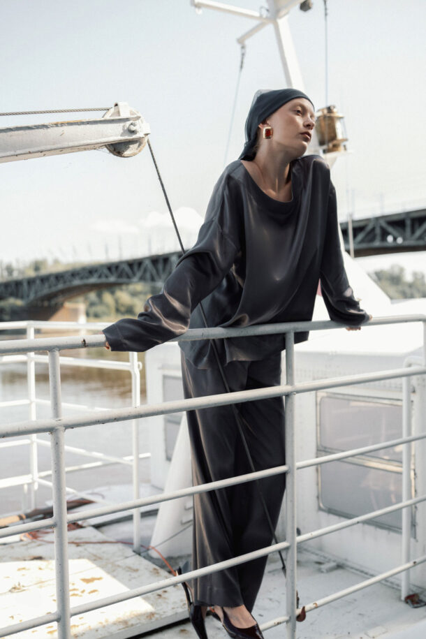 BED & BREAKFAST loose graphite trousers in satin viscose